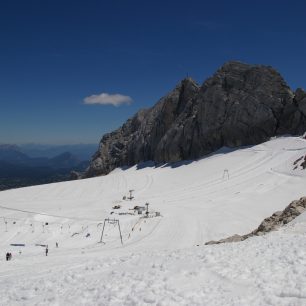 Letní lyžování na Hallsttäter Gletscher, Dachstein, Rakousko