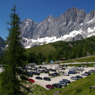 Výhled na masiv Dachsteinu od spodní stanice lanovky, Dachstein, Rakousko