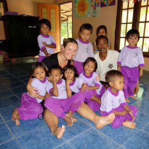 Ve školce se s vámi děti často i mazlí, Lombok, Indonésie