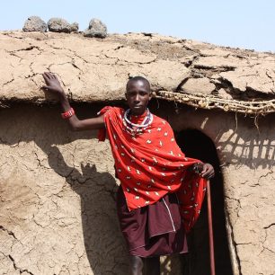 Masaj před tradičním obydlím, Tanzánie