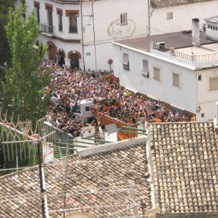 Ulice jsou v době tomatiny plné lidí, Valencie, Španělsko