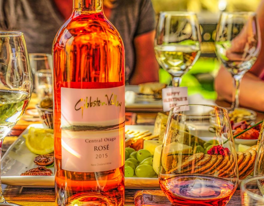 Mnohá vinařství mají vlastní restaurace a vinné sklípky, které jsou otevřeny pro širokou veřejnost a nabízí degustaci a prodej vín spolu s prohlídkou vinic, Nový Zéland