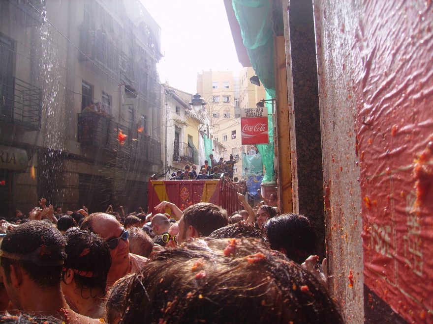 Rajčatová spoušť v ulicích