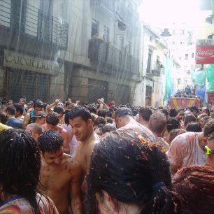 Na rajčatovou bitvu se hodí plavecké brýle (vpravo), Valencie, Španělsko