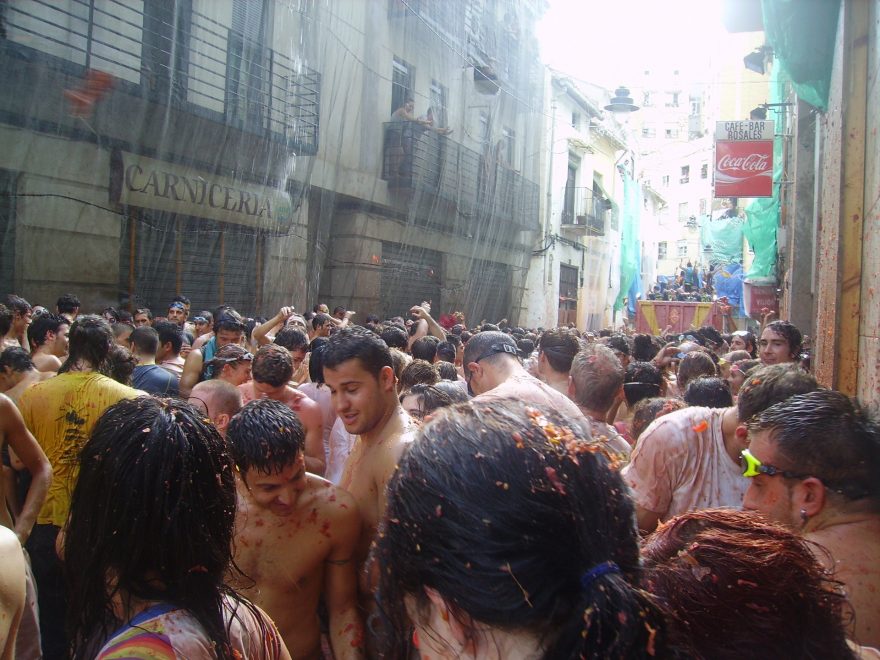 Na rajčatovou bitvu se hodí plavecké brýle (vpravo), Valencie, Španělsko