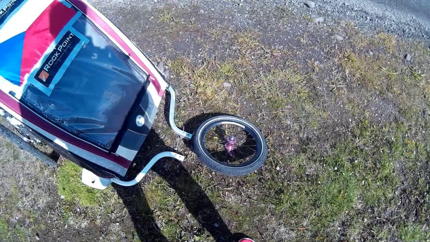 zlomená osa u kola vozíku, Island