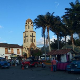  Centrem života v Salentu je náměstí s kostelem Panny Marie Karmelské, Salento, Kolumbie