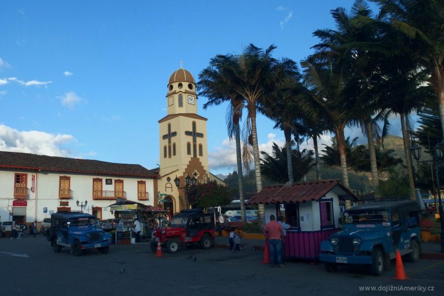 Centrem života v Salentu je náměstí s kostelem Panny Marie Karmelské, Salento, Kolumbie
