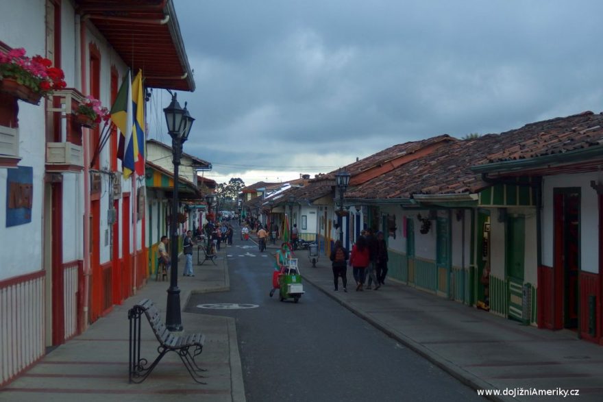 Barvené domky v ulicích, Salento, Kolumbie