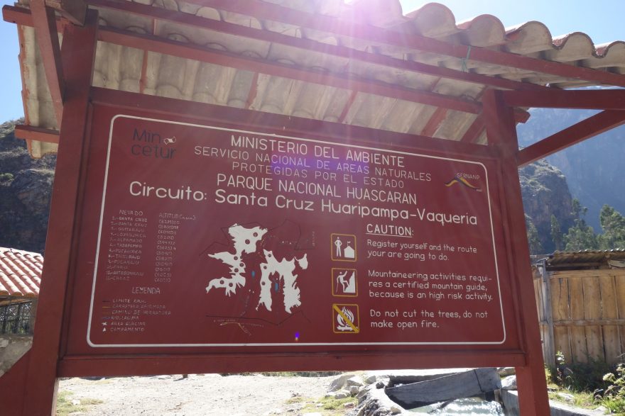 Cedule na začátku trasy, Santa Cruz, Peru