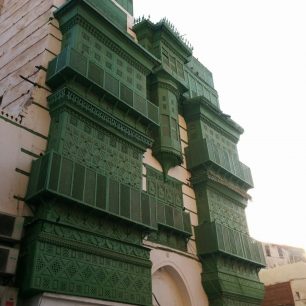 Jeden z mála opravených věžových domů, Džidda, Saudská Arábie