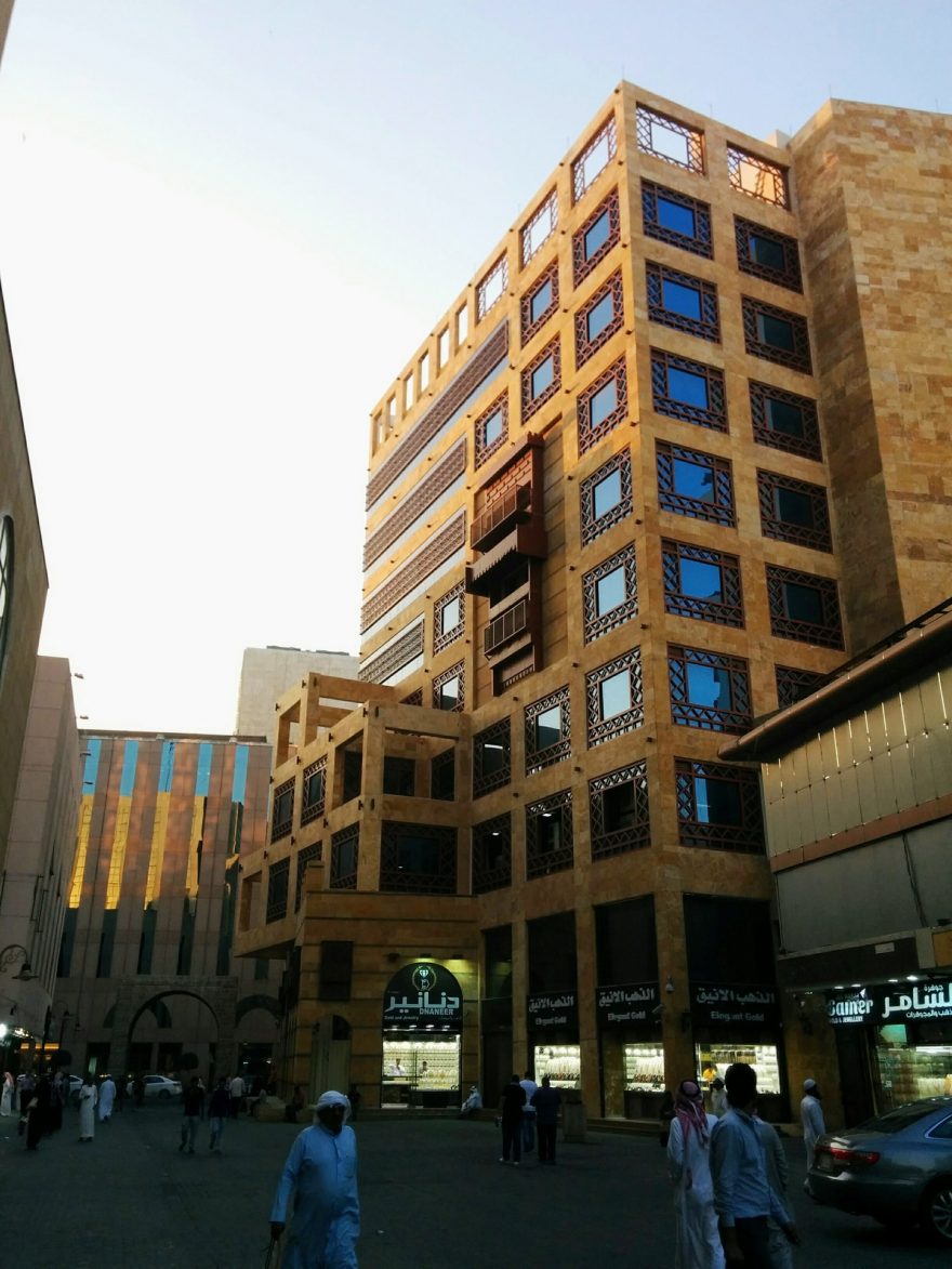 Moderní architektura často využívá tradičních prvků, tento dům stojí symbolicky na hranici staré a nové části Džiddy, Džidda, Saudská Arábie