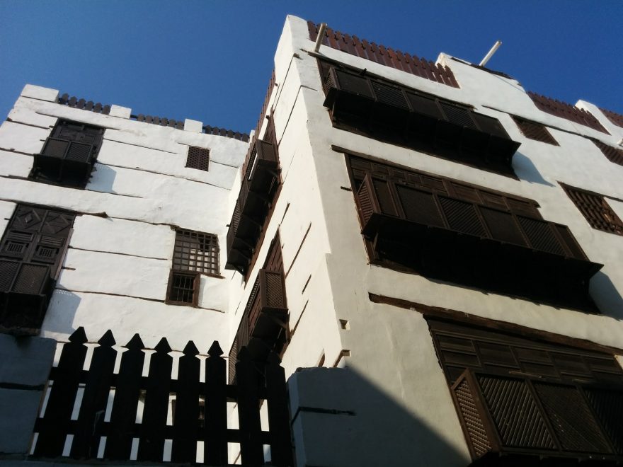 Pohled na dřevěné balkony z blízka, Džidda, Saudská Arábie