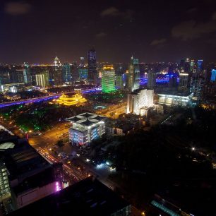 Lidové náměstí v noci, Šanghaj, Čína