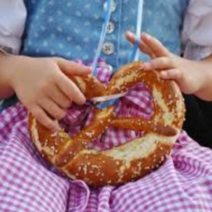 Brezn, tradiční slaný preclík, Mnichov, Německo