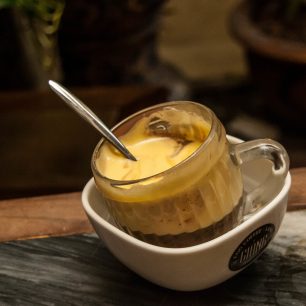 Horkou kávu dostanete ponořenou v kalíšku horké vody, Vietnam