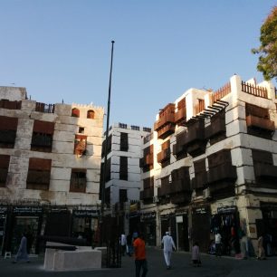 Ruch na náměstíčku před Naseef Bajt, Džidda, Saudská Arábie