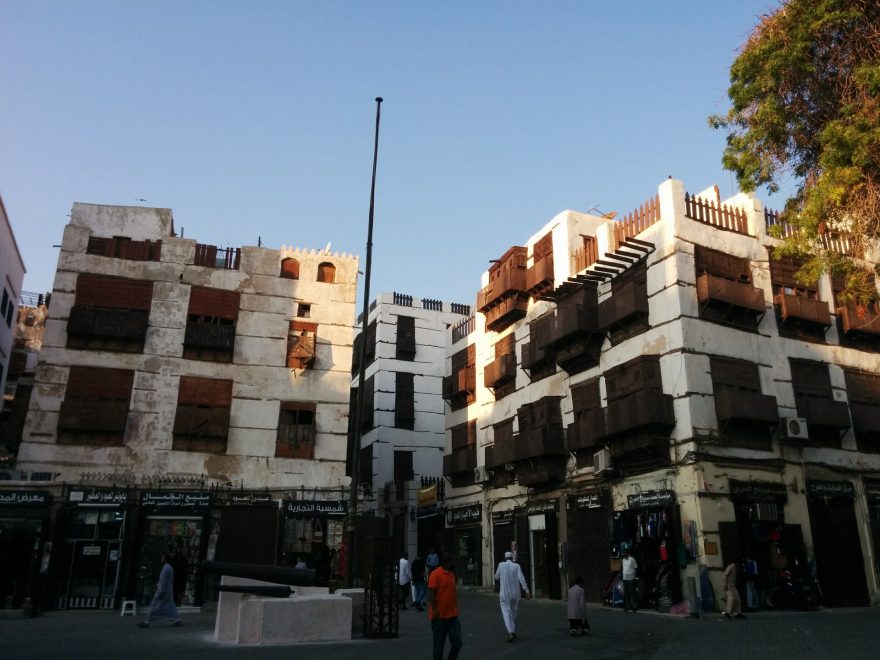 Ruch na náměstíčku před Naseef Bajt, Džidda, Saudská Arábie