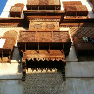 Unikátní kamenná výzdoba nad vchodem do jednoho z domů, Džidda, Saudská Arábie