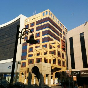 V popředí Al Fordha Gate, jedna z původních vstupních bran do starého města, Džidda, Saudská Arábie