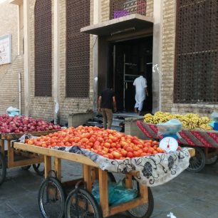 Vozíky jsou během modlitby s důvěrou zcela opuštěné, Džidda, Saudská Arábie