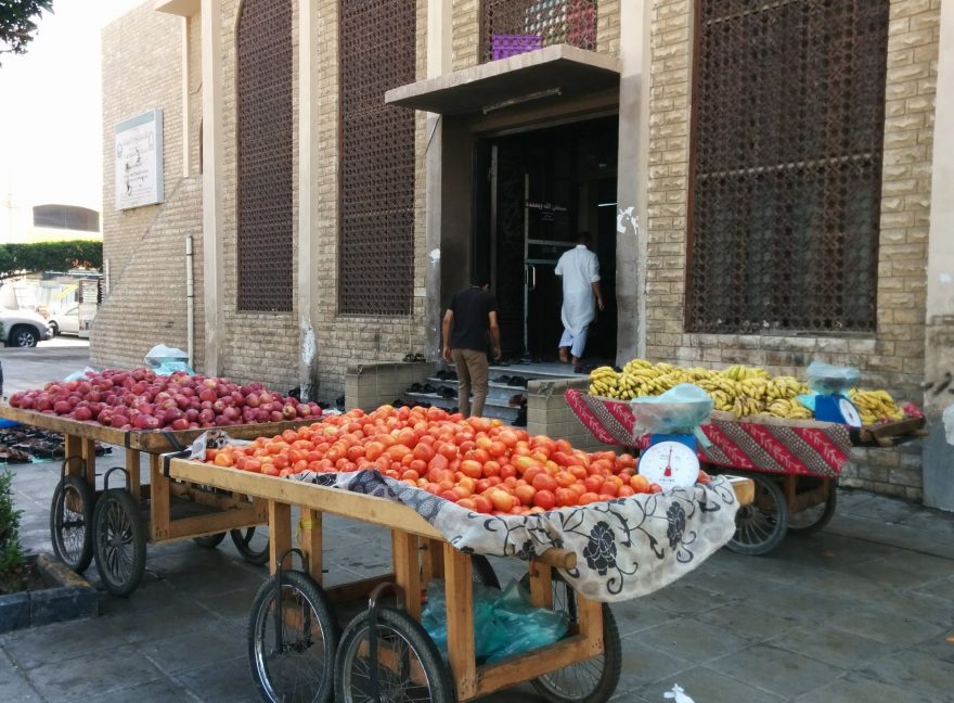Vozíky jsou během modlitby s důvěrou zcela opuštěné, Džidda, Saudská Arábie