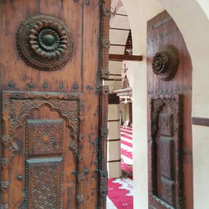 Všechny vstupní dveře jsou vyzdobené, tyto vedou do mešity Al-Shaafi, Džidda, Saudská Arábie