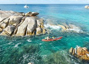 Na kajaku kolem největší maríny v Indickém oceánu