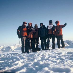 5.května, hodina po půlnoci Newtontoppen 1717m, sluníčko přímo od severního pólu, minus 40... zleva Bob, VVR, Sorrel, Frenkí, Kreuz, Střep.