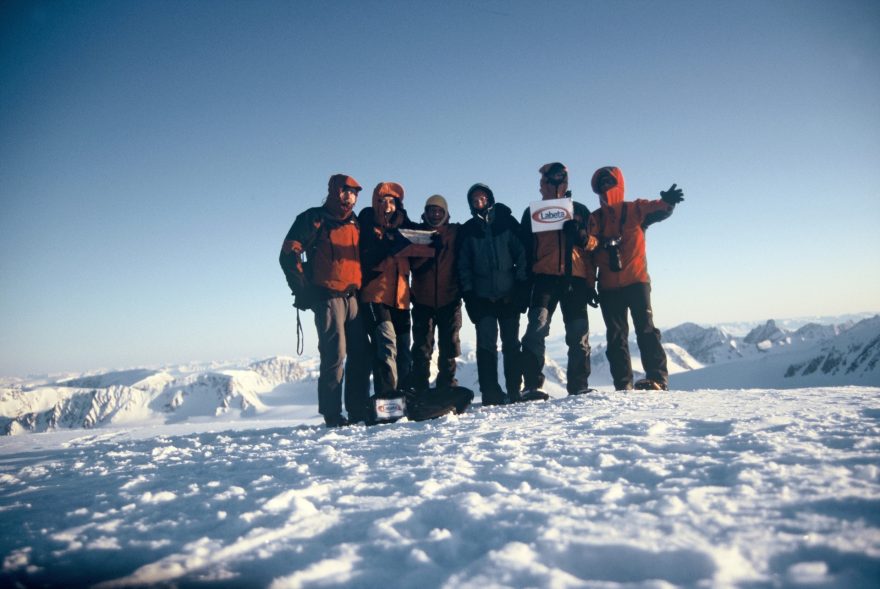 5.května, hodina po půlnoci Newtontoppen 1717m, sluníčko přímo od severního pólu, minus 40... zleva Bob, VVR, Sorrel, Frenkí, Kreuz, Střep.