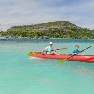 Seychely nabízejí bezpočet bezpečných zátok pro kajakování nebo zakotvení plachetnice, Seychely
