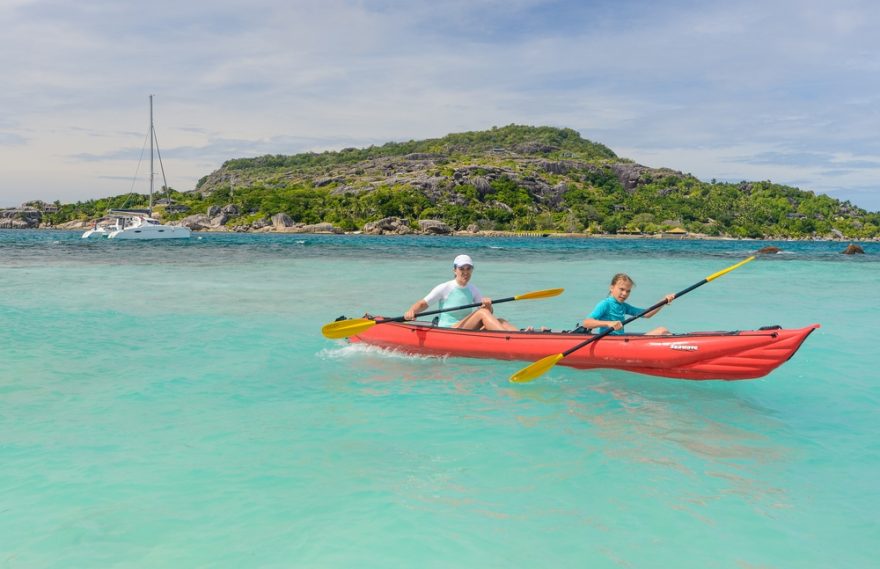 Seychely nabízejí bezpočet bezpečných zátok pro kajakování nebo zakotvení plachetnice, Seychely