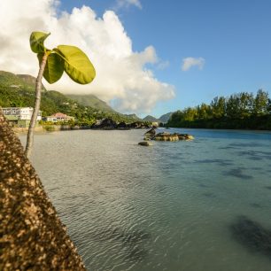 Malebné zátoky jsou na Seychelách všude - stačí jen vyplout, Seychely