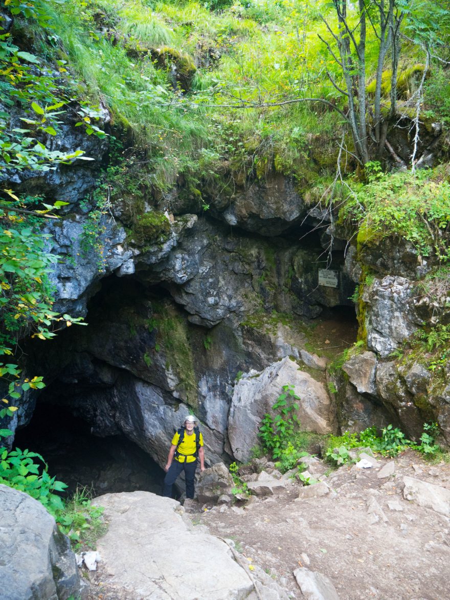 Vstup do jeskyně Družba, park Olenji ruči, Rusko