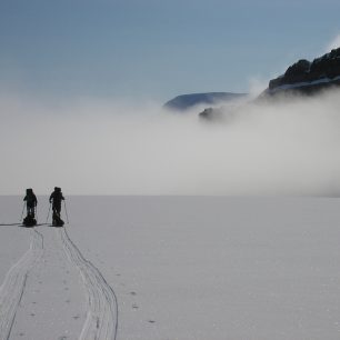 Přízemní mlha, typicky jarní produkt polárních oblastí. Přichází stejně rychle a nečekaně, jako později odchází a obvykle to znamená několik hodin bílé tmy. (Arctos O