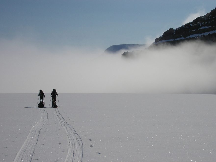 Přízemní mlha, typicky jarní produkt polárních oblastí. Přichází stejně rychle a nečekaně, jako později odchází a obvykle to znamená několik hodin bílé tmy. (Arctos O