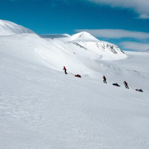 Prudké stoupání na ledovec Florabreen na počátku vlastního výstupu na nejvyšší špicberskou horu (Arctos III, květen 2007)