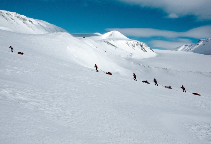 Prudké stoupání na ledovec Florabreen na počátku vlastního výstupu na nejvyšší špicberskou horu (Arctos III, květen 2007)