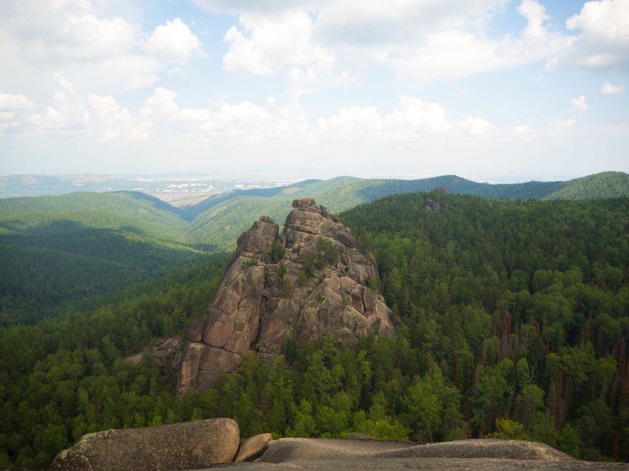První stolb z vrcholu druhého, přírodní rezervace Stolby, Rusko