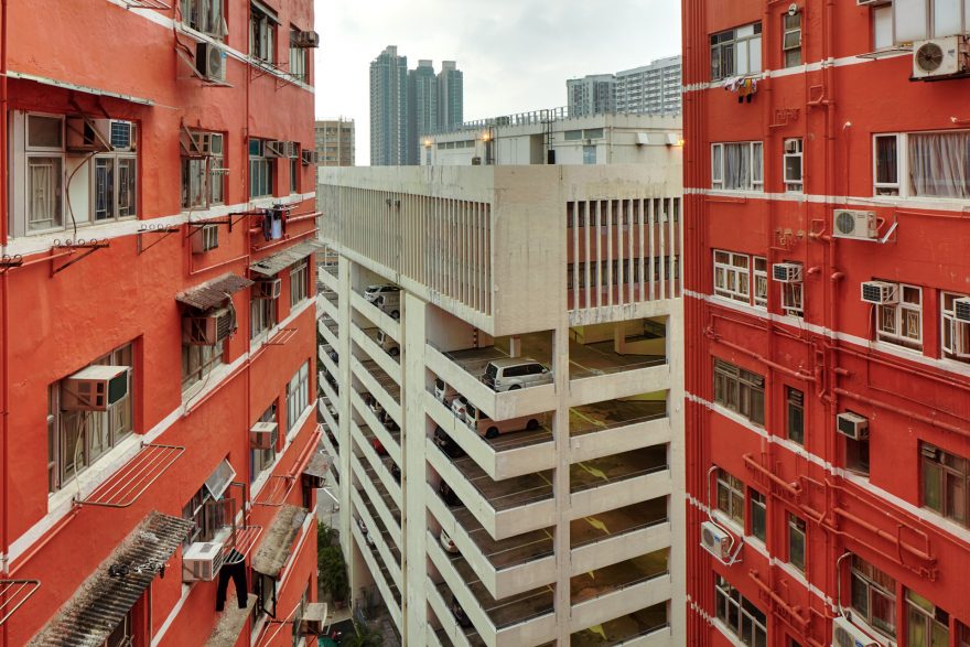 Výhled z pavlače domu Hung Fai ve čvrti Yau Ma Tei. Barevné věžáky jsou v      Hongkongu velmi častým jevem. Hongkong