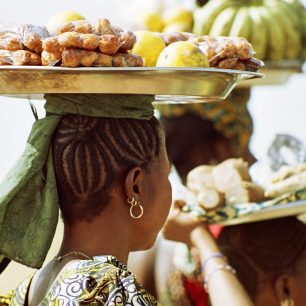 Ženy nosívají náklad na hlavě, Mali