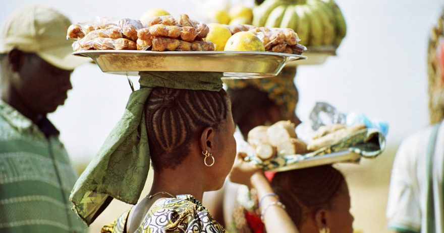 Ženy nosívají náklad na hlavě, Mali