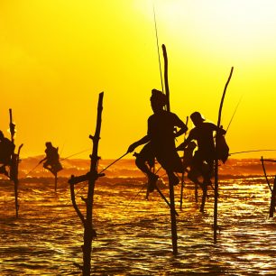 Siluety rybářů v Galle, Srí Lanka, Shutterstock.com