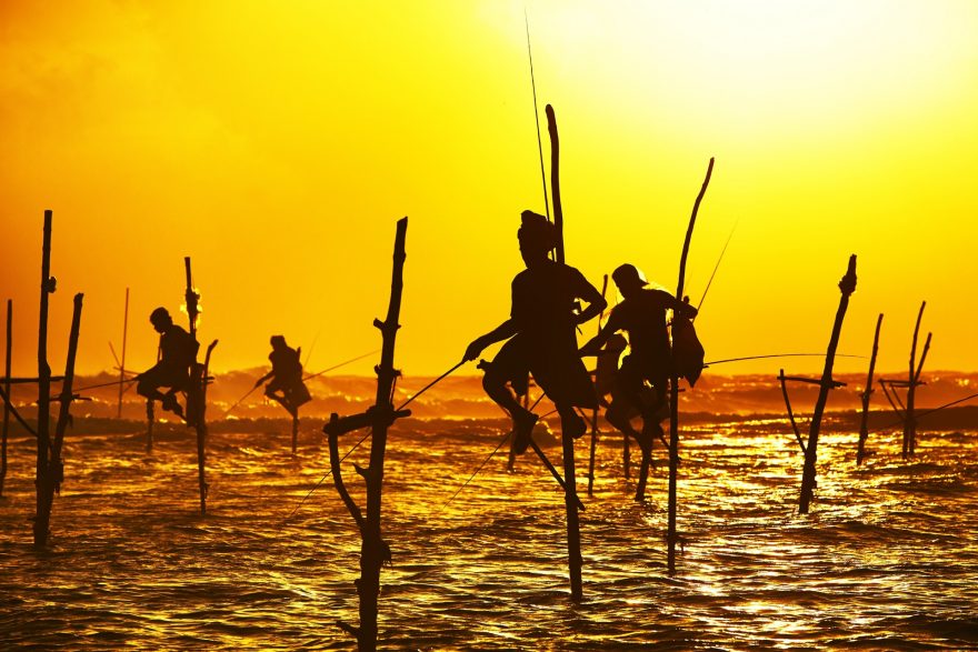 Siluety rybářů v Galle, Srí Lanka, Shutterstock.com