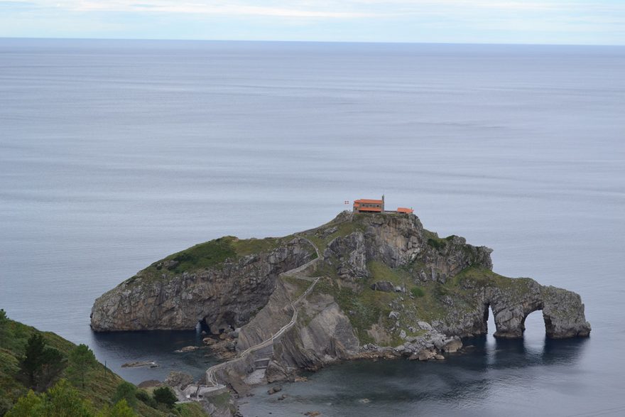 Kaple San Juan na ostrůvku na pobřeží Kantabrijského moře, Španělsko