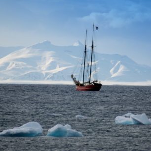 Plachetnice na vlnách Isfjordu, Špicberky