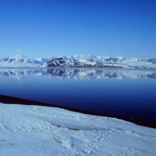 Pobřeží Kongsfjordu nedaleko Ny Alesundu, Špicberky