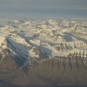 Půlnoční světlo nad letním Svalbardem, Špicberky