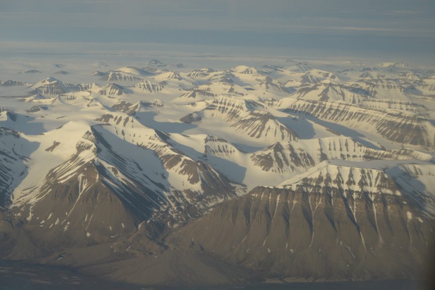 Půlnoční světlo nad letním Svalbardem, Špicberky