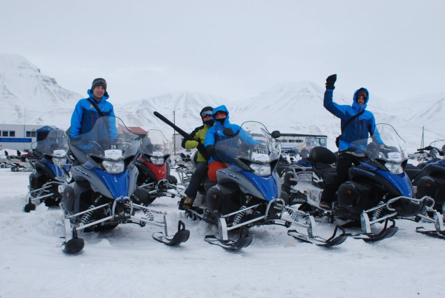 Skútr patří v zimě k nejpoužívanějším dopravním prostředkům, Špicberky